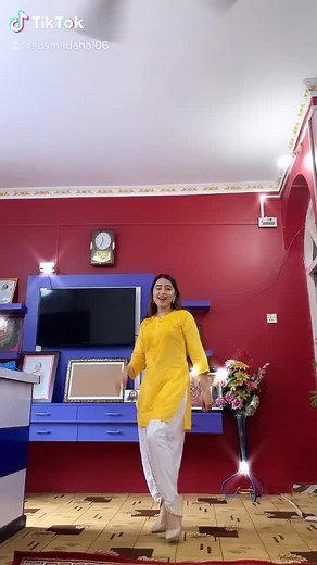 It was really difficult to dance with those heels on😪🤷🏻‍♀️#foryou #tiktokviral #tiktoknepalofficial #foryoupage #fypchallenge