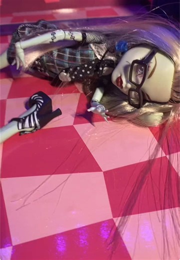 THE LEGGG😭 #Monsterhigh#proudfamily#dolls#comicaltee#fyp | monster high dolls