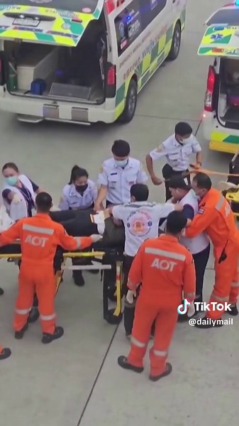 Replying to @singing_music22 Injured passengers were carried to ambulances on stretchers after their Singapore Airlines flight had to make an emergency landing due to extreme turbulence. One passenger has died, and 30 were injured. 🎥 Reuters #plane #singapore #singaporeairlines #boeing #flight #news #breakingnews