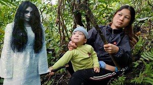 The suffering of a single mother facing danger in the forest Harvesting pennywort to sell | CR-Truck Action-cv