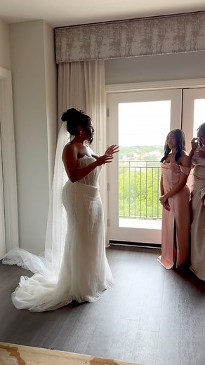 Bridesmaids first look. #firstlook #bridesmaids #weddingideas | Stanlo Photography Wedding Stories