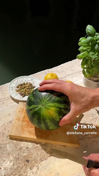 Wassermelonen Feta Salat 🍉🤤 Dieser Salat ist ganz schnell zubereitet, erfrischend und perfekt für heiße Sommertage 😋 Zutaten: halbe Wassermelone Eine Zitrone Eine Hand Pistazien Halber Block Feta Balsamico Creme Chili Flocken Gurken Basilikum Zuerst schneiden wir die Wassermelone in Würfel und geben sie in eine Schüssel. Im Anschluss machen wir das gleiche mit den Gurken 😌 Jetzt bröckeln wir den Feta Käse rein, gefolgt von den Pistazien 😬 Für das erfrischende Dressing brauchen wir nur den S