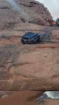 4Runner vs Gladiator: Tip Over Challenge on Hell's Revenge (Moab)