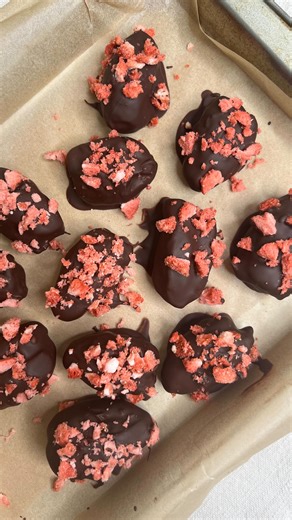 All you need: 12 Medjool dates Vegan Hazelnut coconut rough spread 125g Vegan chocolate, to melt Freeze dried strawberries #nobake #nobakerecipe #dairyfree #dairyfreerecipe #veganrecipes | Bella's Vegan Adventures