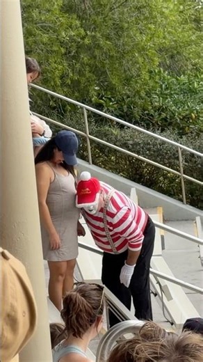 This got laughs immediately 😂Tom mime Seaworld #tomthemime #seaworldmime #funnyvideos #comedy