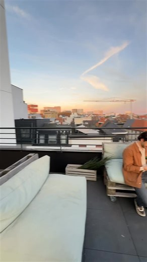 1.6K views | Next week, we take the wheel. De nieuwe TROOM-app is bijna hier — ontworpen om jouw tijd nóg waardevoller te maken. Stay tuned. De toekomst van privévervoer begint maandag. #TROOM #AppLaunch #privatedriver #YourTimeDrivesUs | Troom | Facebook