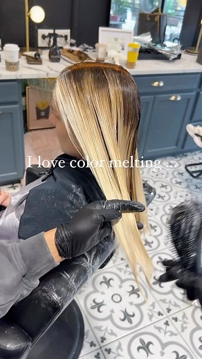 Carlos Rojas | Host & Hair Expert on Instagram: "SAVE THIS POST! 🫶 Color melt can be done many ways 👉 I melted the root shadow color into a mid light color, then melted the mid light color into the lightener 😱 I chose to that because we wanted a golden blonde AND to keep her ends and money piece bright🙌 #colormelt #colormelting #themoreyouknow #explore #behindthechair #schwarzkopfusa #btcxvibrancepartner #colorbycarlos #blonde #blondebalayage"