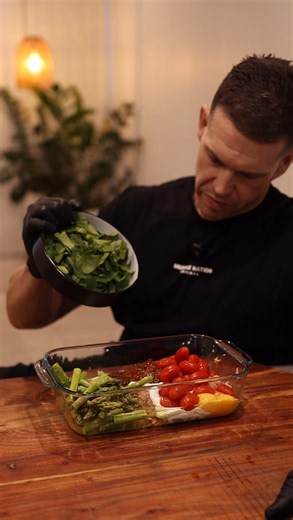 Matt West | ONLINE FITNESS COACH on Instagram: "A lot of people reckon they’re smashing it because they’re whipping up random “healthy” bakes they find on social media. Sure, they might look good on camera, but they usually leave you starving and raiding the pantry an hour later. This tuna bake is different. Packed with protein & fiber, this actually fills you up, and tastes f*cking unreal. Make it once, sort your meals for the week, and stop playing the “should I order Uber Eats?” game every ni