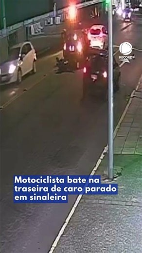Motociclista bate na traseira de caro parado em sinaleira #shorts