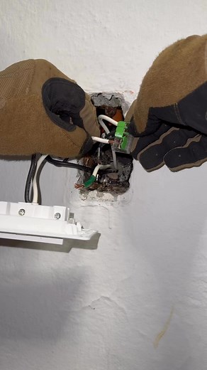 52K views · 604 reactions | COMO INSTALAR UN TOMACORRIENTES ELÉCTRICO Y 3 LÁMPARAS DIRIGIBLES CON CONECTORES DE WAGO México | Rene Salinas Electricista | Facebook