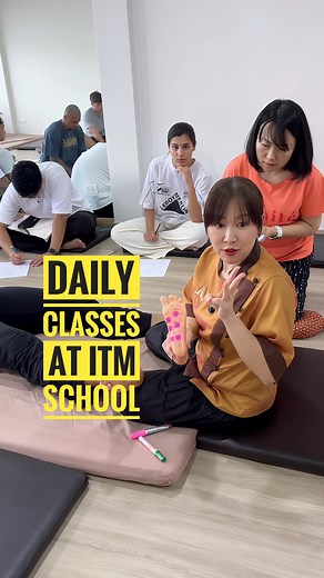 Inside Our Daily Thai Massage Classes 👇 🟡 Every day at ITM Chiang Mai, students immerse themselves in authentic Thai massage training — from foundational stretches to advanced therapeutic techniques. 🟡 Whether you’re a beginner or a professional, our Level 1–4 courses are designed to deepen your knowledge and skills through hands-on learning and traditional healing methods. 👉 Learn from certified instructors at the flagship Thai massage school of Chiang Mai. Join us and take your massage ski