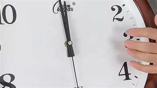 简约时尚客厅挂钟，型号CLOCK-2024，精准走时不闹钟，北欧风设计融入家装，提升空间格调，实用又赏心悦目。