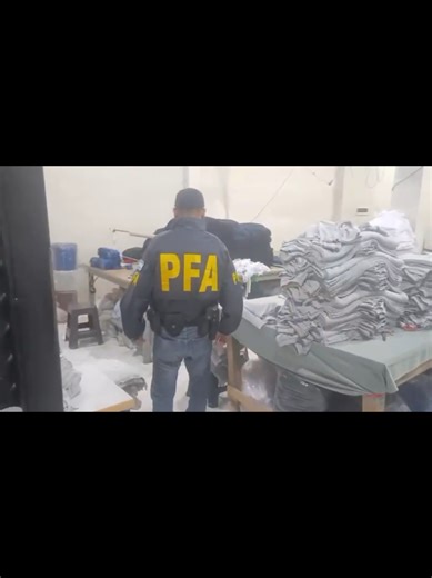 *LA POLICÍA FEDERAL ARGENTINA RESCATÓ A 22 VÍCTIMAS DE EXPLOTACIÓN LABORAL Y DESBARATÓ TALLERES CLANDESTINOS EN EL CONURBANO BONAERENSE* Mediante un procedimiento impulsado por el Ministerio de Seguridad Nacional en lo referente a la lucha contra cualquier forma de esclavitud, agentes del Departamento Federal de Investigaciones (DFI) de la Policía Federal Argentina (PFA), rescataron a 22 víctimas extranjeras sometidas a la explotación laboral, entre ellas había menores de edad, en talleres cland