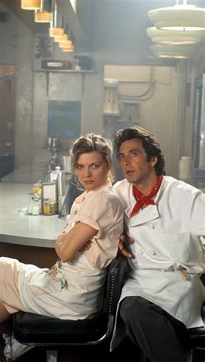 Paura d’amare (1991), diretto da Garry Marshall, racconta un incontro semplice solo in apparenza. Johnny, interpretato da Al Pacino, è un uomo appena uscito dal carcere, istintivo, diretto, incapace di nascondere ciò che prova. Frankie, interpretata da Michelle Pfeiffer, è una donna che ha amato troppo e ha deciso che non lo farà più. Si incontrano in una tavola calda di New York, tra turni di lavoro e conversazioni notturne. Lui crede ancora che l’amore possa salvare. Lei è convinta che l’amore