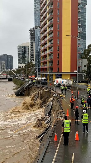 8.1K views · 34 reactions |  A collapsed riverbank, a sudden building collapse disaster! ️ #Collapse #FloodDisaster | BuikeXtra | Facebook