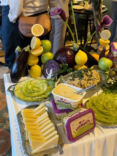 Relove Second hand & Café on Instagram: "HUMMIS on vihdoin täällä! 😍 Relove ❤️ @vaasan_leipomot x @baba.fi Eilen tehtiin voileipätaidetta, kun Vaasan ja Baba Foods lanseerasivat upean uuden tuorelevitteen: Hummiksen. Hummis vastaa uusiin ravitsemussuosituksiin – enemmän palkokasveja, täysjyvää ja pehmeää rasvaa arkeen 🌱 Hummis on suunniteltu täydelliseksi pariksi Vaasan Ruispaloille ja Vaasan 100% Kaura -leivälle. Me kehitimme näistä omat leivät Reloven kahviloihin: 🥪 Kaura-Hummis 🥪 Ruis-Hum