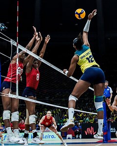 THE WAIT IS OVER 🇧🇷! After 5 years, Brazil 🇧🇷 defeated USA 🇺🇸! It was Carnival time at the legendary Maracanãzinho 🏟️ in Rio as Gabi, Ana Cristina & Team scored a 3-1 win. ➡️ Next match is 🆚 Serbia 🇷🇸 on May 19 at 1pm GMT. 📺 Watch the matches LIVE on http://VB.TV. ⏰ #VNL2024 schedule: http://bit.ly/44g8okB 📱#VNLFantasy Game: vnlfantasy.page.link/home 🏐 #volleyball #VNLRio | Volleyball Nations League