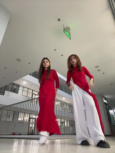Mặc áo dài và điệu nhảy độc đáo
