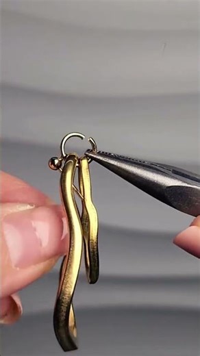 Instructions for making simple yet elegant leaf-shaped earrings #diy #crafts #craftyhome