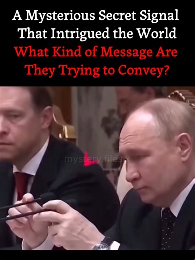 During the recent summit in Pyongyang, a peculiar moment caught the eyes of observers worldwide while Vladimir Putin and Kim Jong-un were signing a mutual defense treaty. 📍 The Unusual Micro-Action • The Gesture: In the middle of the formal ceremony, Putin was seen touching and adjusting his microphone in a highly unusual manner. • Perfect Timing: Analysts point out that the timing was too precise for a simple equipment adjustment, and the behavior differed from his usual public demeanor. 📍 Hi