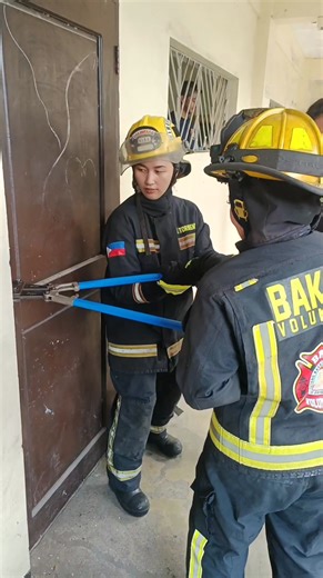 Bolt cutter with BAKAS Lady Firefighters #8931engine #FIRECONTROL7 #volunteerfirefighter #centralbaseaffiliates | Batang Kasaganaan Association Fire Brigade Inc.