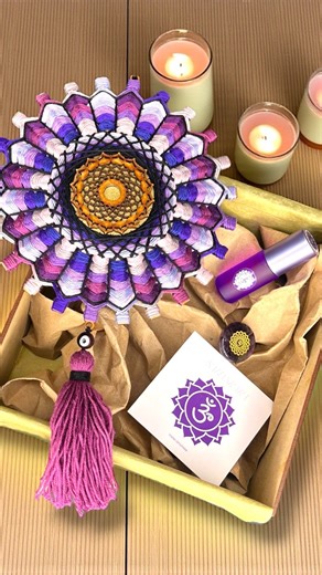 Yuliana Villalobos| Creatividad | Mandalas tejidos on Instagram: "🌸 Cada hilo es una intención. Cada mandala, una energía que despierta. Muy pronto podrás adquirir el tuyo: un kit para meditar y conectar con la vibración de cada chakra. 🌿 Una colaboración entre @sikuli_mandalas & @eter.amatisse ✨ Coming soon — activa tu energía con los 7 chakras. #chakras #mandalasqueconectan #tejidoconsciente #ritualcreativo #artesaniaconalma #sacredgeometry #handmadeenergy #eteramatisse #sikulimandalas #comi