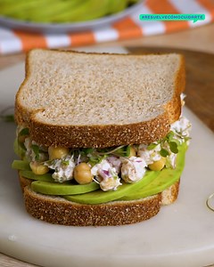 Descubre el equilibrio perfecto entre nutrición y sabor con nuestro sándwich de ensalada de garbanzos con Pan Bimbo Integral 100% Grano Entero. Una opción rica en fibra, proteínas y vitaminas para una comida completa y satisfactoria. 😋 Si quieres ver las recetas ingresa a www.resuelveconbimbo.com/regionrac�#RecetasBimbo #ResuelveConBimbo | Bimbo Centroamérica