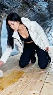 THIS WOMEN BUILDS A COZY HOME INSIDE A GIANT TREE TRUNK (ASMR)