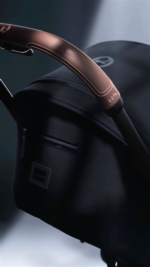 CYBEXサイベックス ベビーカー/チャイルドシート on Instagram: "最高級のデザインと機能性を兼ね備えたコンパクトストローラー「コヤ」。 ⁡ Platinumラインならではのラグジュアリーな質感はそのままに、片手でコンパクトに折りたたみ、肩にかけて両手を自由に。 ⁡ 日常使いや旅行など幅広く活躍します。 ⁡ ────────────── 🌐サイベックス公式オンラインストア URL▶︎https://cybex-japan.com プロフィールのURLからご覧いただけます✔︎ ────────────── #cybex #サイベックス #コヤ"