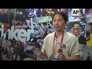 Handheld jet printer instantly dyes hair different colours