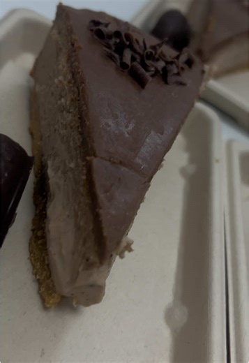 ¿Sabes cuál es el secreto de nuestra textura? 🤫 El tiempo fuera de la nevera. Si te gusta una cheesecake más cuajada, puedes disfrutarla justo al sacarla del frío. ¿Prefieres una textura más cremosa y suave? Déjala 15–20 minutos a temperatura ambiente. Un mismo cheesecake… dos formas de disfrutarlo. Elige tu momento y tu textura favorita. ✨