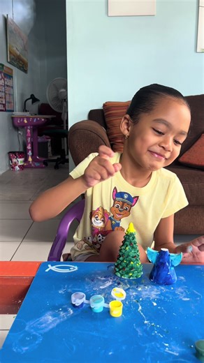 We got a Christmas painting kit from our aunty at @Kitchen Korner by K …. It was a lovely distraction this holiday season… check out Snack Princess’ artwork 🥰 #thesnacksprincess #mymummythecamerawoman #seasonsgreetings
