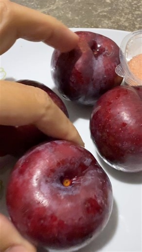 Rasa Bsw on Instagram: "To cut the plum and serve it with a Thai 'Prik Glua' dipping powder. ผ่าลูกไหนจิ้มพริกเกลือ #fruit #asmr #asmrvideo #thanksgivingfood #rasabsw ซาโอริ ในครัวไทย Saori in Thai Kitchen"