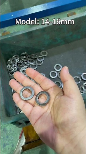 Rainbow spring washer cutting machine, machine adjustment before shipping.