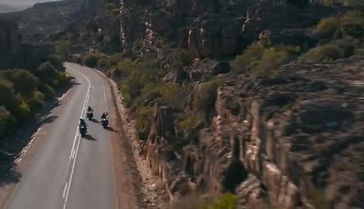 宝马复古巡航摩托车R 18上市，24.99-29.99万元，搭载水平对置双缸“拳击手”发动机。