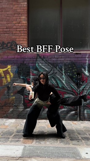 Best BFF POSE 🖤 Tag your bestie to try 🫶🏼#fyp #foryou #howtopose #pose #posechallenge #posesforpictures #bff #bffforever #bffgoals #poseideas