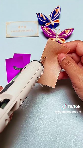 1-Minute Ribbon Butterfly Tutorial: DIY Gift Bow Ideas