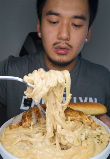homemade chicken alfredo by @salinaa_o #alfredo #pasta #mukbang #fyp #asmrfood