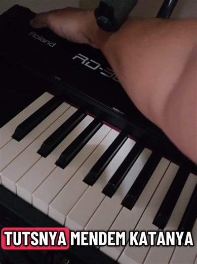 Home Service Keyboard Profesional – Siap Datang ke Rumah Anda! 🎹 Okee, saatnya kita beraksi lagi! Kali ini tim kami melakukan home service langsung ke lokasi customer di Jatiwarna, Bekasi. 🔧 Unit: Roland RD300GX ❗ Kendala: 3 tuts dempet / nempel Beberapa tuts tidak berfungsi Setelah kami cek lebih dalam, ternyata keyboard ini pernah diservis sebelumnya, namun hasilnya kurang rapi—terdapat bekas jumper dan solderan yang tidak standar di papan PCB. 💪 Tanpa ragu, kami lakukan perbaikan total: ✔️