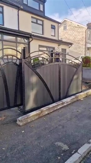 Dual sliding gates single walkway = the perfect combo 🔐. #Customervideo#SlidingGates #ModernHomes #GateInspiration