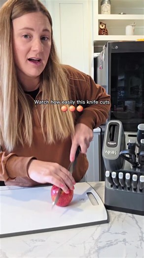 The sharpness on this @Ninja Kitchen NeverDull knife set is honestly impressive. Built-in sharpener so the knives stay like new every time you use them. #kitchenfinds #ninjakitchen #cookingtools #tiktokshopspringglowup #tiktokshopcreatorpicks