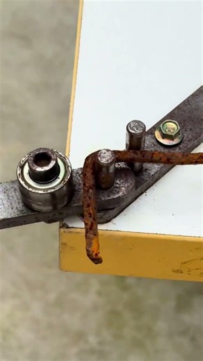 Simple and easy to use manual rebar bender