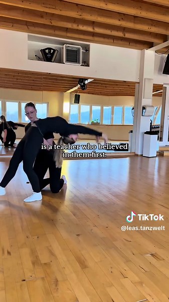 Selten hatte ich eine so verkopfte Tänzerin wie Fiona… Nicht nur einmal war die Maus kurz davor alles hinzuschmeißen weil ihre Selbstzweifel immer größer wurden. Eben habe ich mir nochmal alte Videos angeschaut und es ist absolut verrückt welch eine Entwicklung sie allein in diesem Jahr hingelegt hat. Ich wusste dass die harte Arbeit sich auszahlen wird und ich bin unfassbar stolz auf das was sie leistet. Ich bin mir ziemlich sicher das auch ihr freies Rad schon bald klappen wird 😍 #tanzen #gar