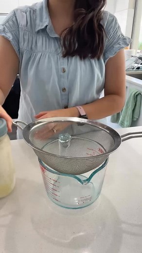 Milk kefir is one of the easiest (and cheapest) daily habits for supporting gut health naturally. It’s creamy, tangy, slightly fizzy—and hands down the most powerful ferment we consume in our home. It’s antiviral, antibacterial, and packed with living probiotics your gut can actually use. Plus it’s rich in B vitamins, folic acid, calcium, and amino acids… all from one simple ferment. And good news if you struggle with dairy: the lactose and casein are fermented out. Kefir even acts as a natural 