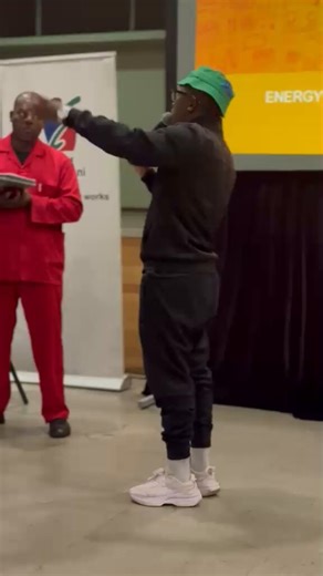 BREAKING NEWS : Chaos erupts in Kwa-Thema, Ekurhuleni as the Economic Freedom Fighters (EFF) disrupt an IDP meeting following a powerful, well-informed address by the Youth President of the Afrika Mayibuye Movement @Keamogetsw10784#Ekurhuleni #IDP #MayibuyeAfrika