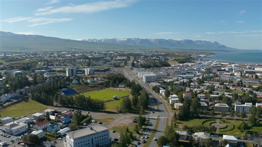 Akureyri: Drohnenansichten der isländischen Stadt am Eyjafjörður-Fjord