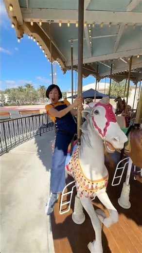 Christina visita el parque de diversiones. En el carrusel goza un montón!🎡🎢 #123andres #carrousel