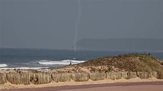 [VIDEO FROM DIFFERENT ANGLE] 🚨 PLANE CRASH – DURBAN BEACH 🚨 🕑 Time: 14:15 | 📅 Date: 14 August 2025 A light aircraft has crashed into the ocean in front of Suncoast Beach, Durban CBD. ALS Paramedics are on scene, working alongside SAPS, Metro Police Search & Rescue, and NSRI. Video footage is circulating on social media. Updates to follow. #DURBAN #PLANECRASH #SAPS #NSR | Suburban Control Centre