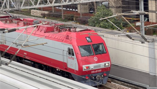 G7013机外停车·挂检T132通过中山北路机位