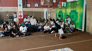 Amazing Yoga Performance ✨ . . #yoga #fitness #meditation #yogapractice #yogainspiration #love #yogalife #yogaeverydamnday #yogi #mindfulness #yogateacher #yogalove #workout #gym #yogaeveryday #motivation #pilates #namaste #health #wellness #yogagirl #yogaeverywhere | Everest Yoga & Pilates Institute